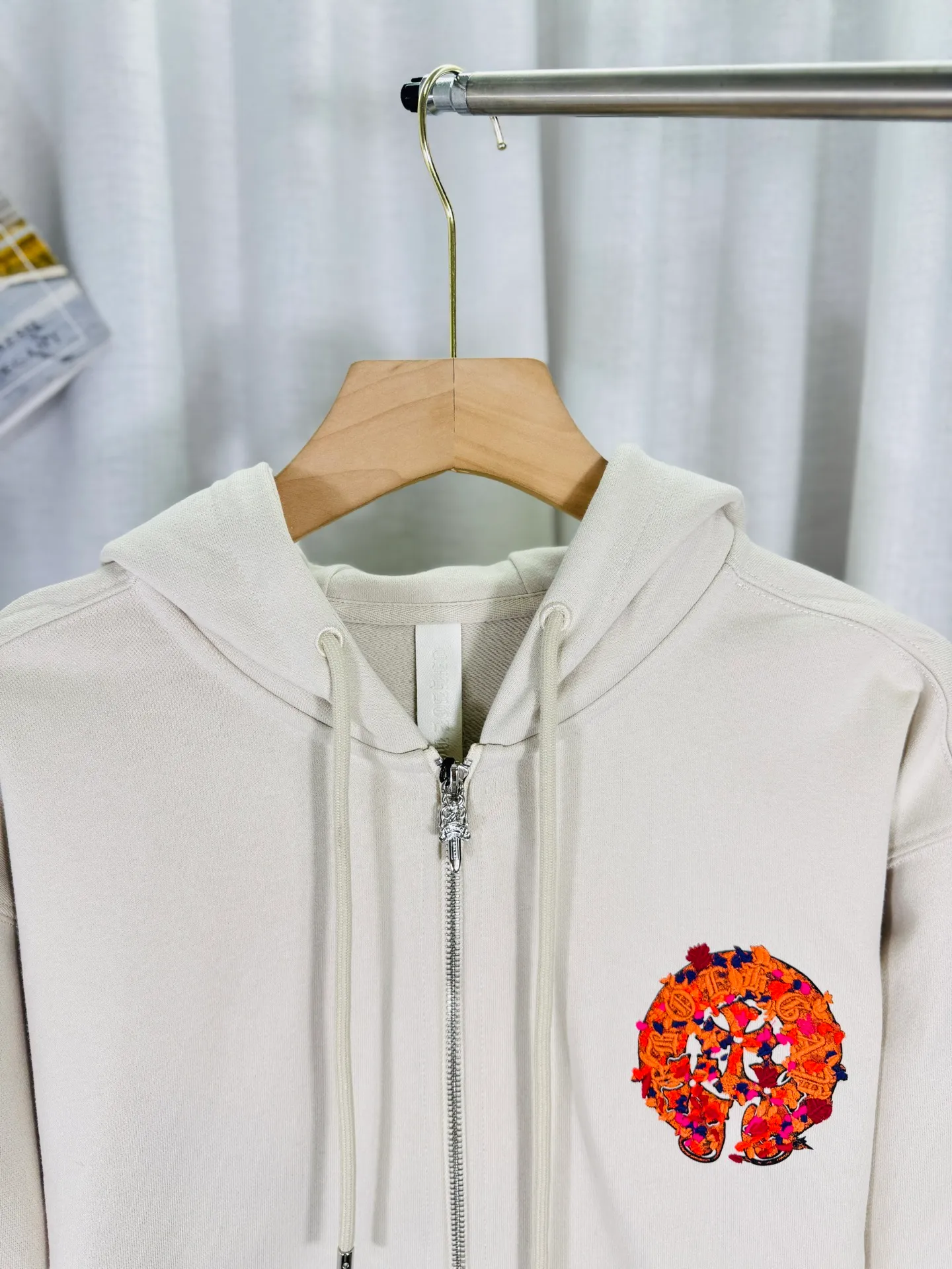P350 top version, real shot without P, ​​different from market currency) 𝗖𝗵𝗿𝗼𝗺𝗲 𝗛𝗲𝗮𝗿𝘁𝘀/Cro Heart 2025 washed and burned flower patch embroidered autumn and winter new original single counter American 3D three-dimensional jungle embroidered couple casual cardigan sweatshirt 👑The highest version! Customized fabric 480g tripe terry fabric! American acid-washed and distressed original fabric, laser burnt flowers + jungle embroidery, exquisite embroidery of letters! The best-selling model in the counter, very comfortable to wear. Accessories: original molded and authenticated collar label➕100% silk wash label. Genuine purchase-grade original hangtag➕matching hanging rope➕3D hanging beads➕original packaging bag. Craftsmanship: The original version has consistent wiring! The highest version of the armhole matching technique! Color: Black Apricot Size: S M L XL Style Number: 25-358